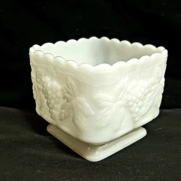 Anchor Hocking (?) Milk Glass Pedestal Planter/Vase/Candy Dish - Picture 2 of 12